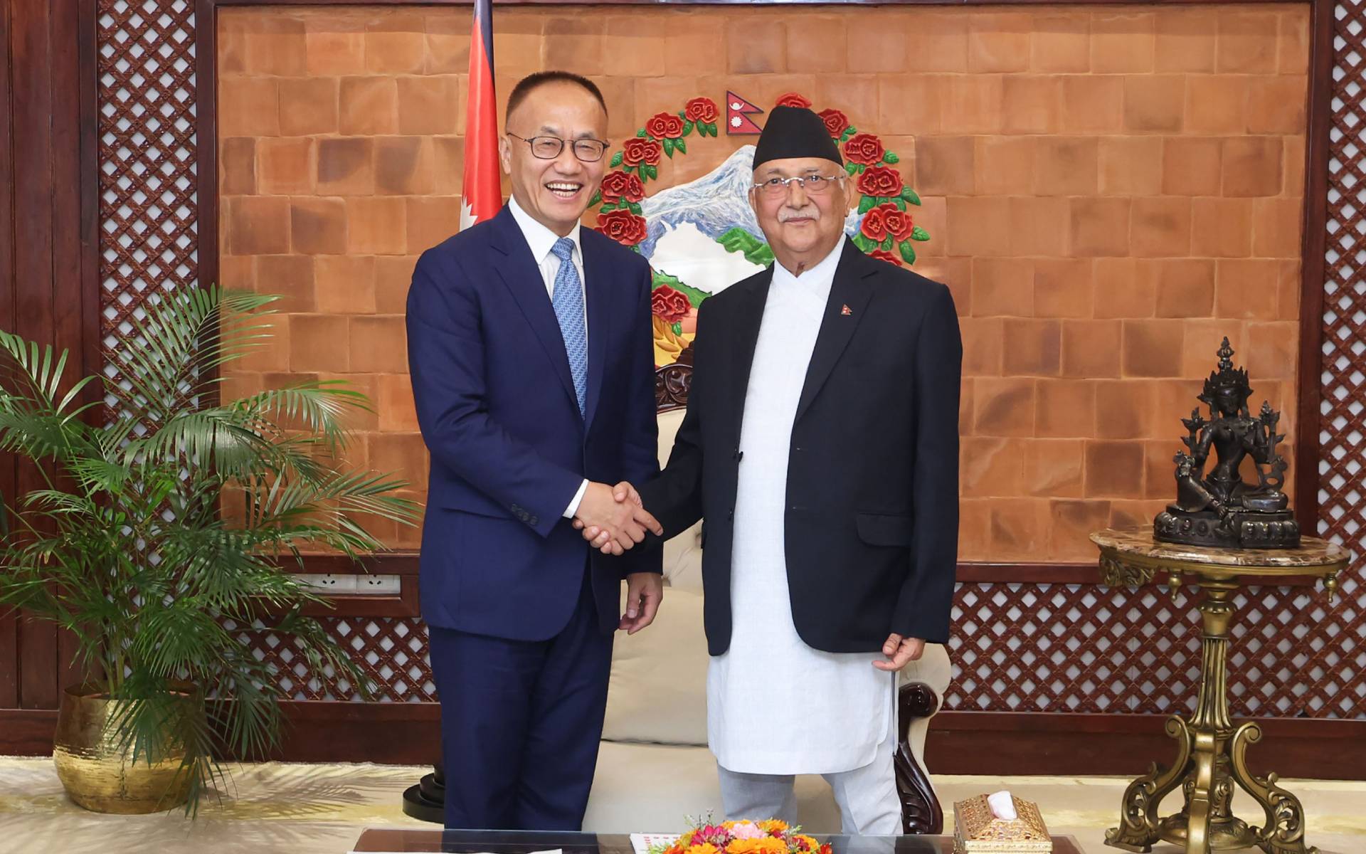 Chinese delegation pays courtesy call on PM Oli