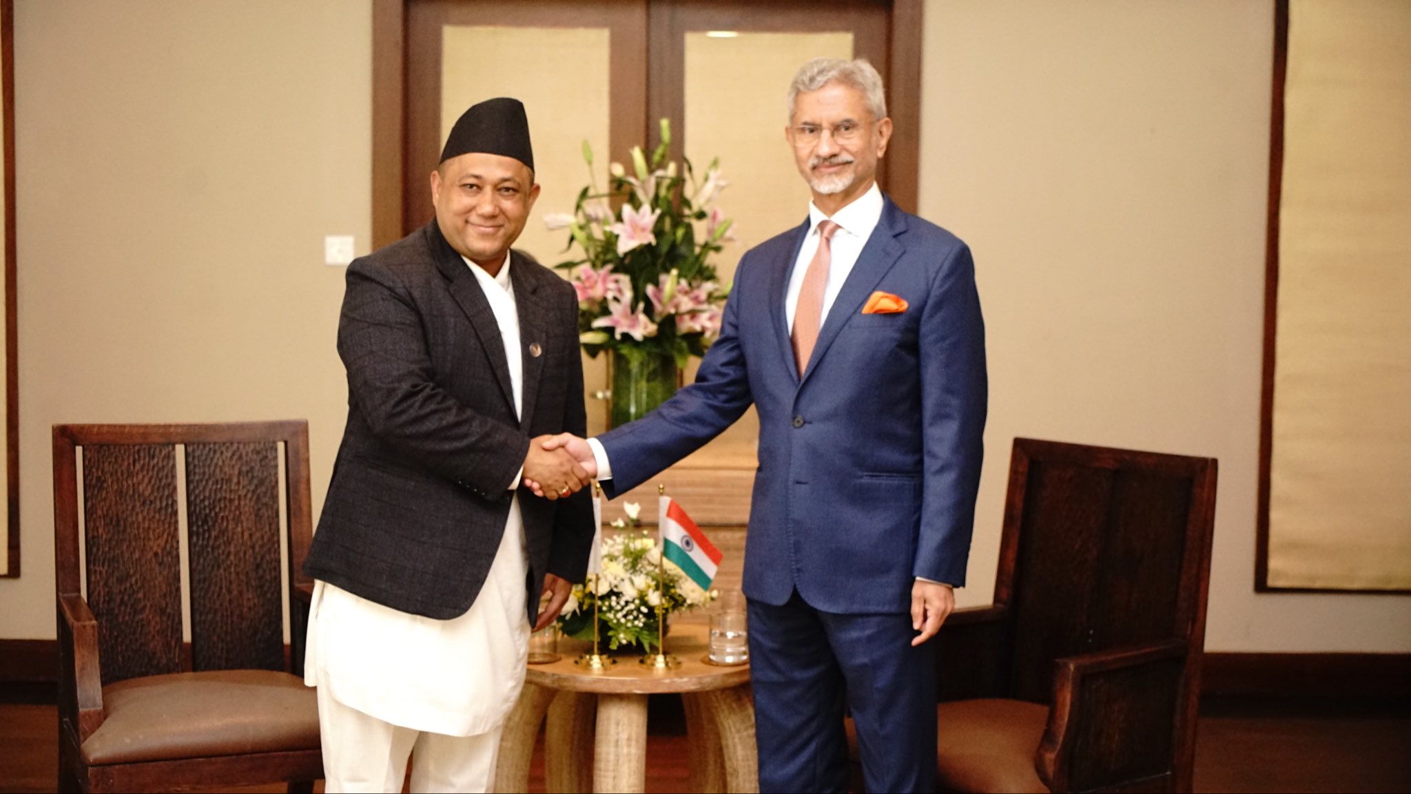 Nepal´s Foreign Minister Khanal Meets Indian Foreign Minister Jaishankar in Mauritius