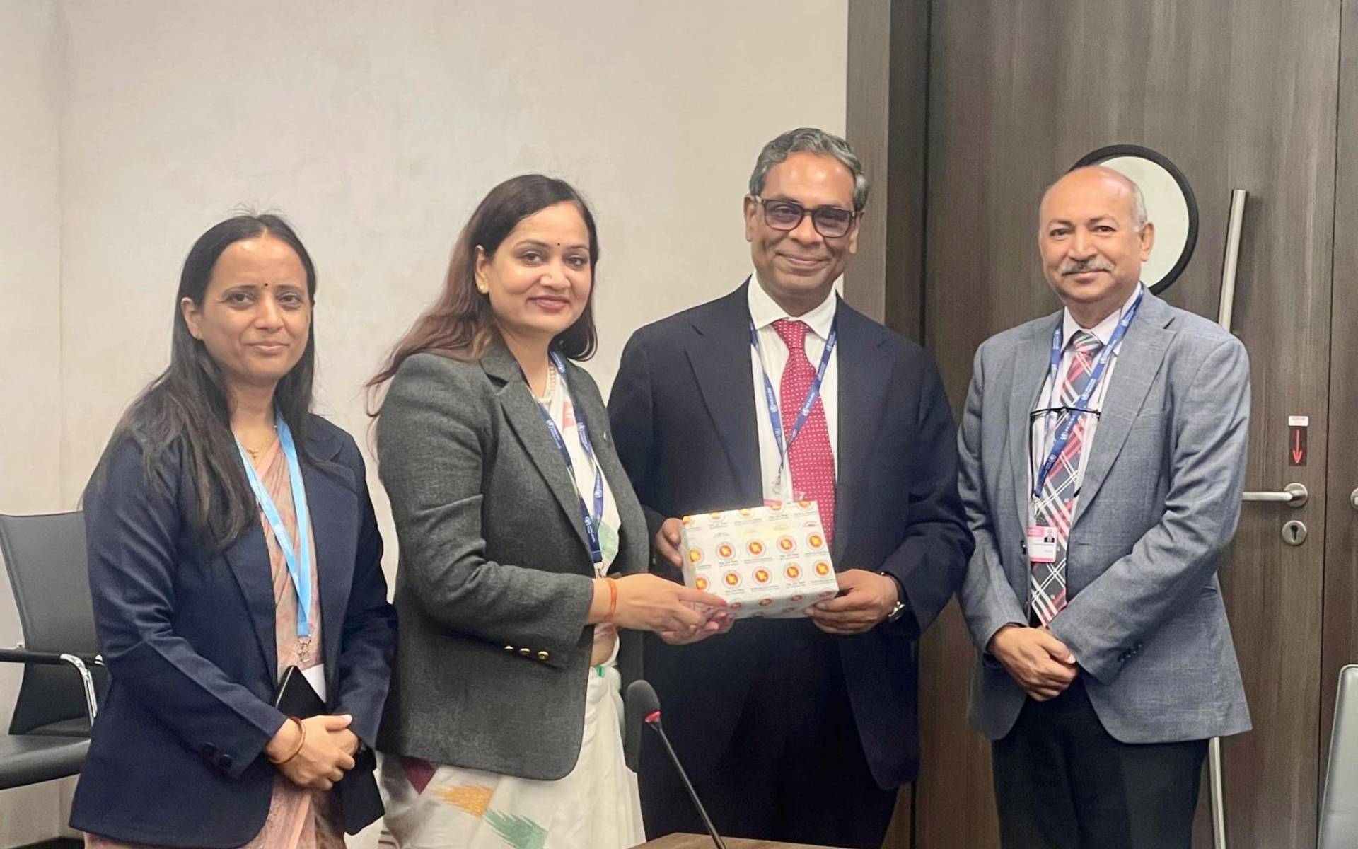 Health Minister Mehta Meets with Health Minister Muhit of Bangladesh