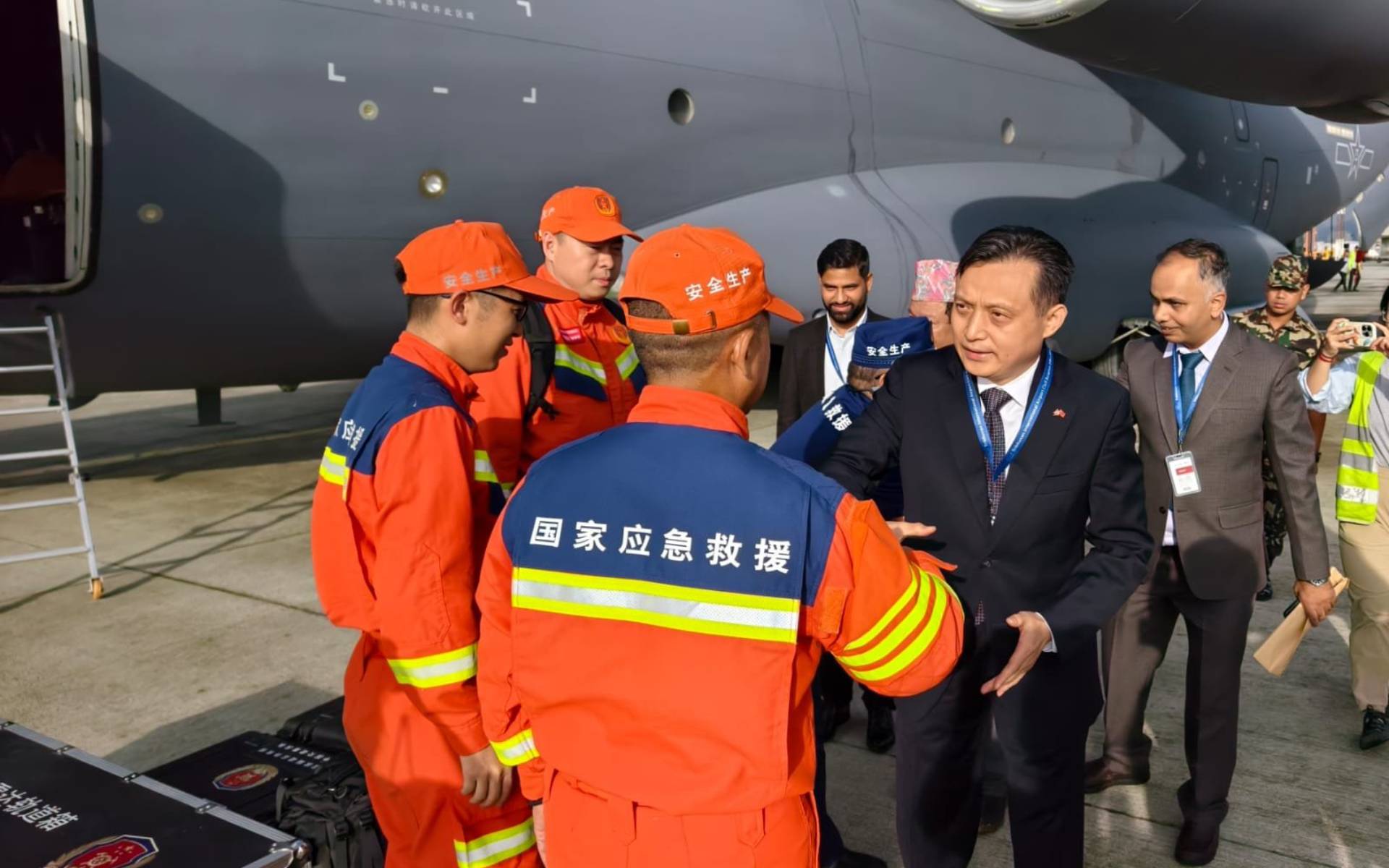 Chinese Ambassador Zhang Attends Handover Ceremony for China-aid Emergency Relief Supplies to Nepal