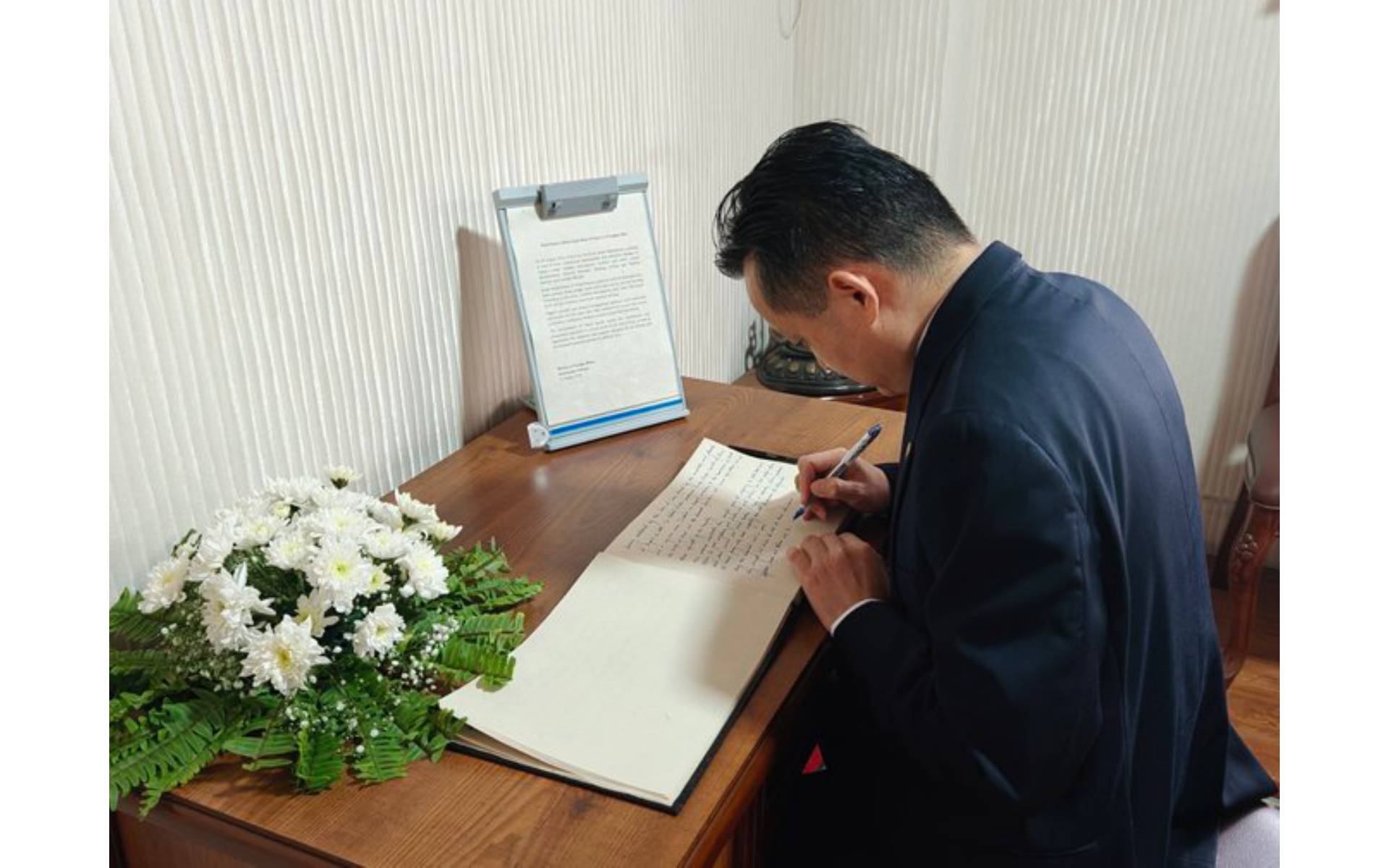 Chinese Ambassador Maoming Signs Book of Condolence 