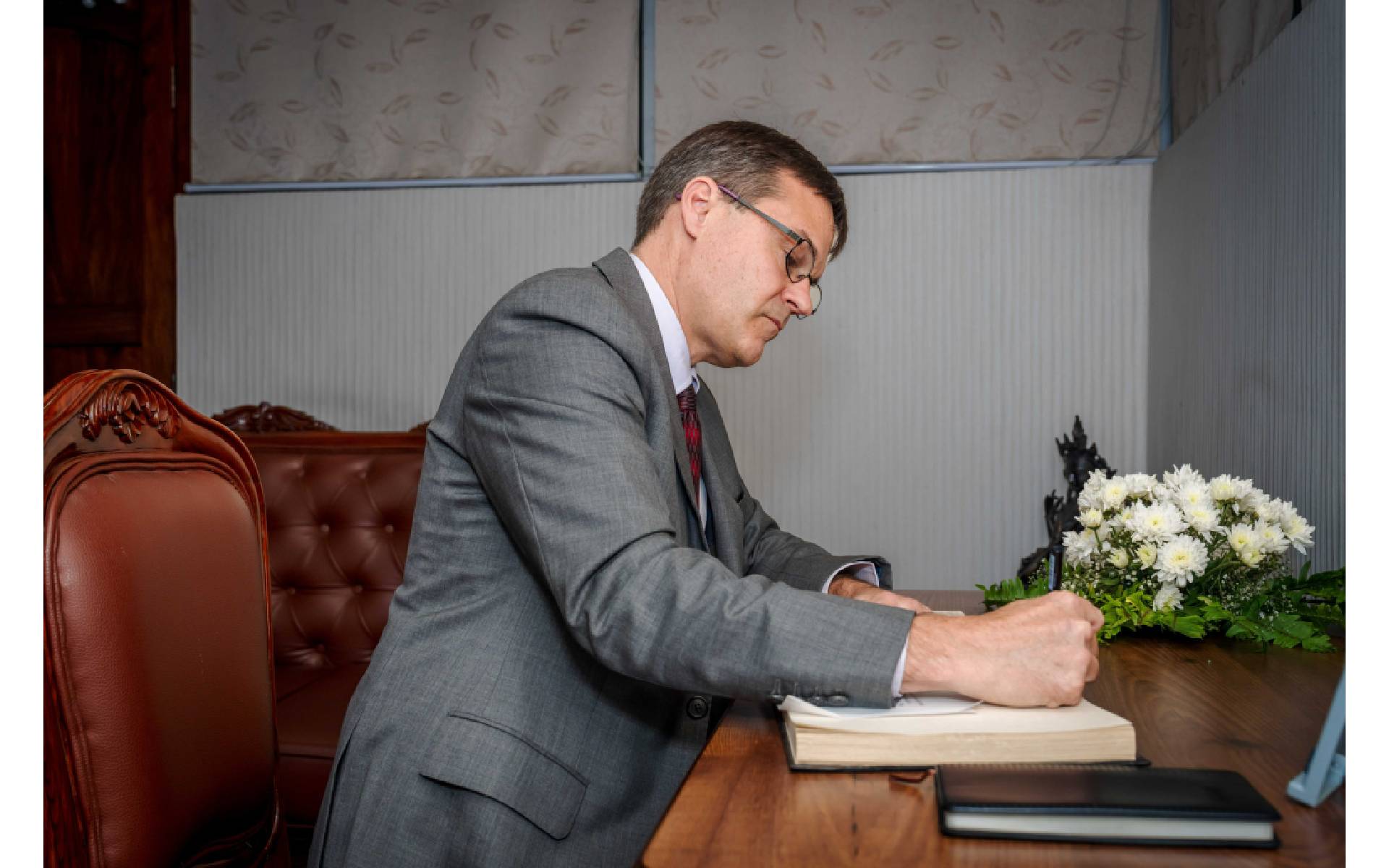 CDA Urbom signs the condolence book 