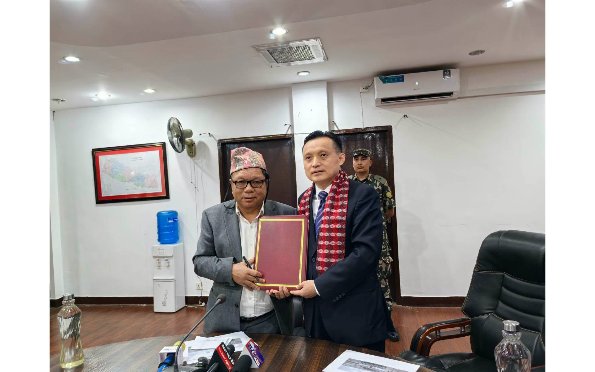 Chinese Ambassador Signs Handover Certificate for Tunnel Rescue Equipment 