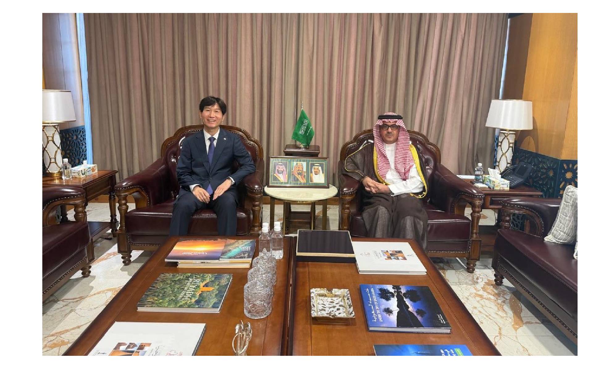 Saudi Arabia Ambassador Mnikhr Receives Korean Ambassador 